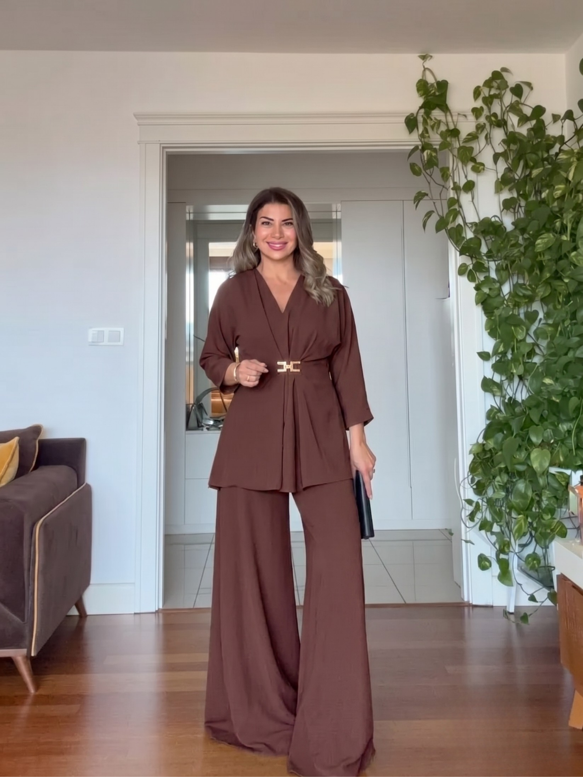 ENSEMBLE AVEC DÉTAIL DE BOUCLE DORÉE