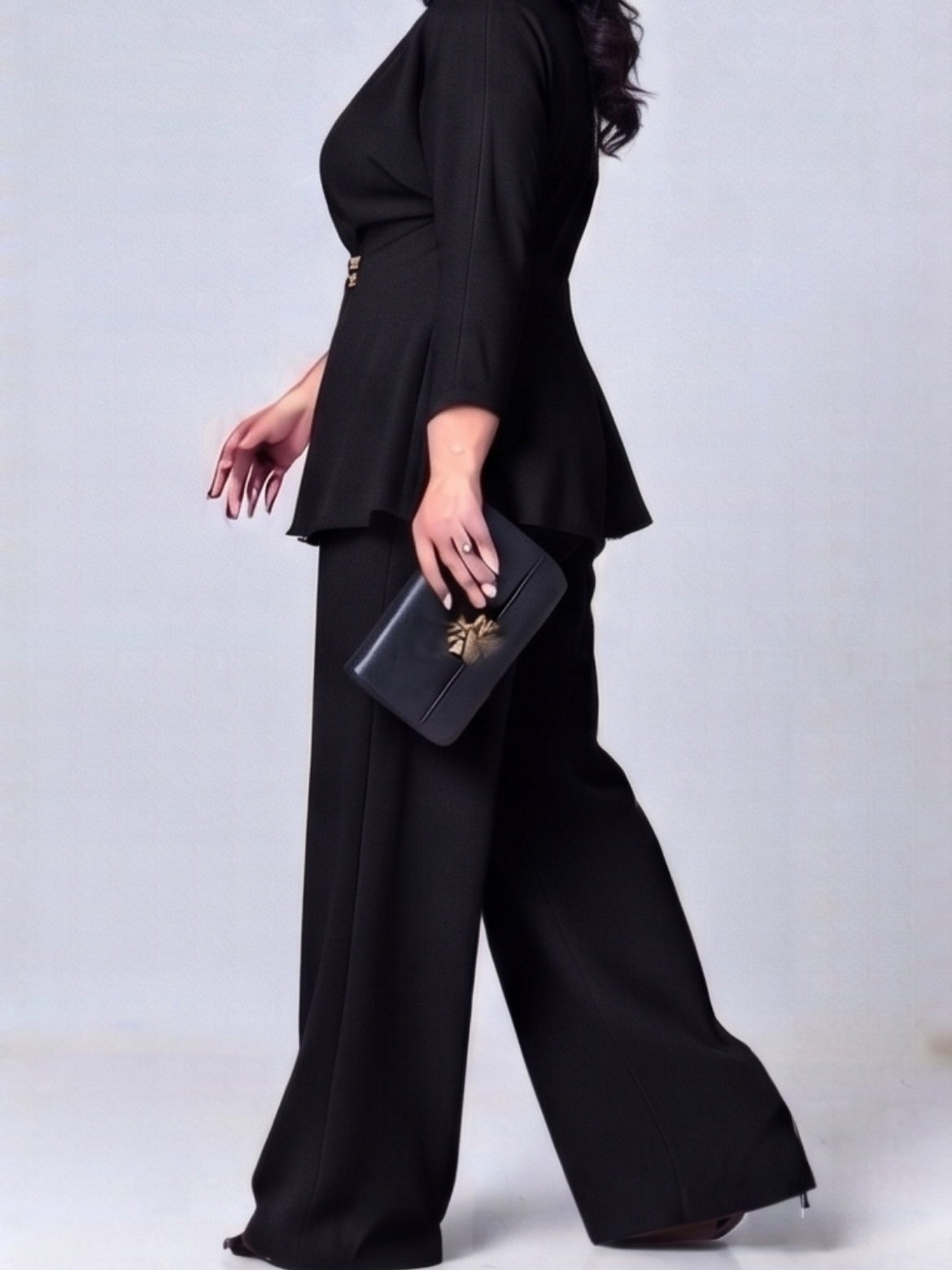 ENSEMBLE AVEC DÉTAIL DE BOUCLE DORÉE