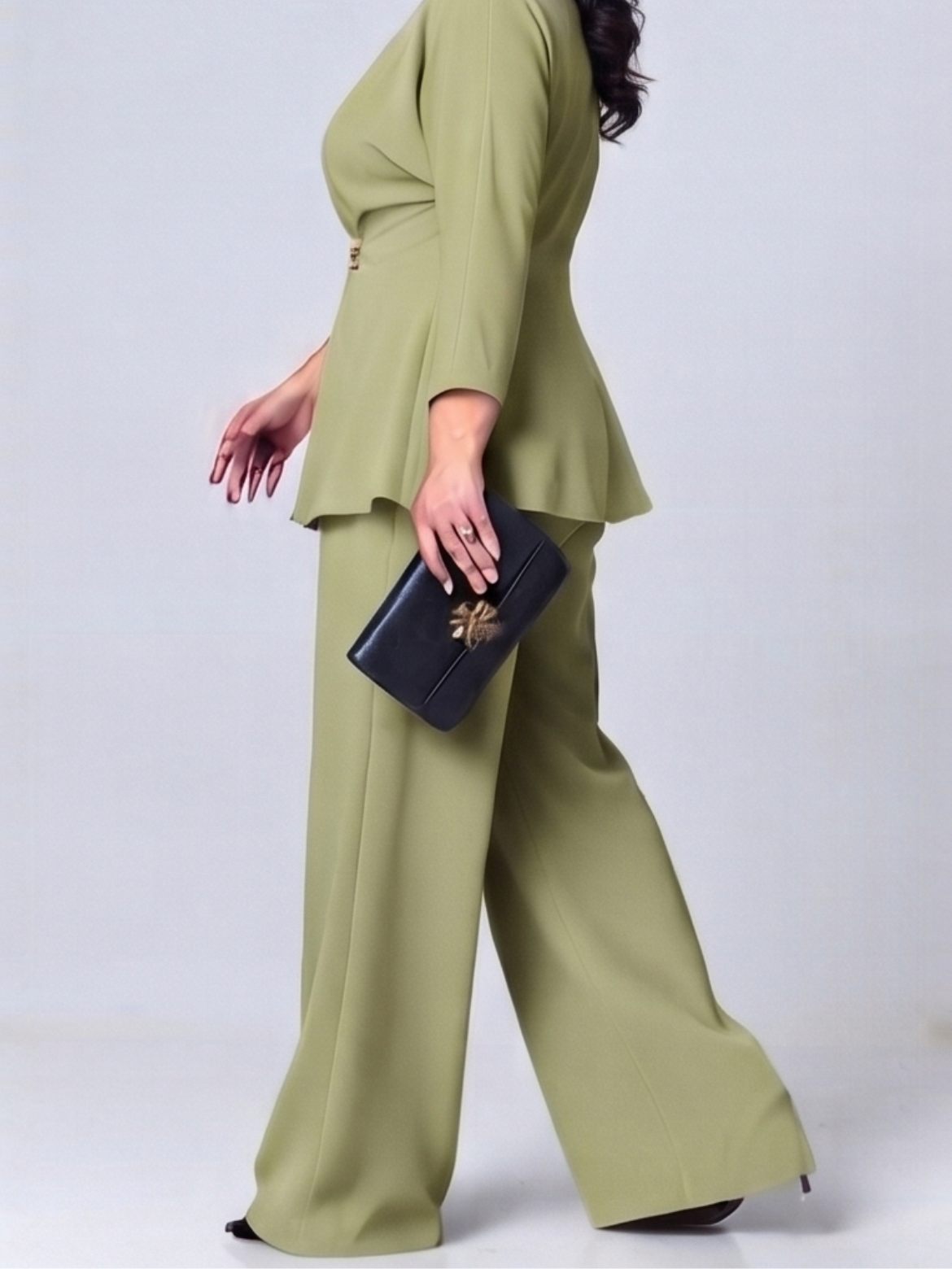 ENSEMBLE AVEC DÉTAIL DE BOUCLE DORÉE