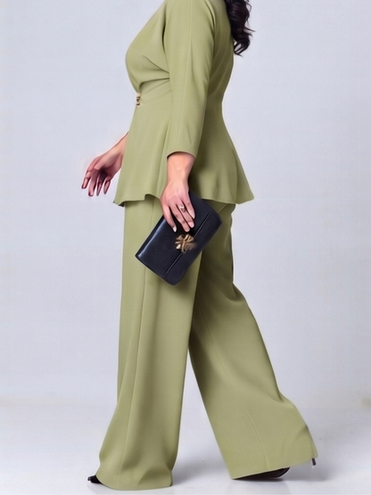 ENSEMBLE AVEC DÉTAIL DE BOUCLE DORÉE