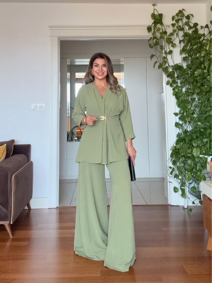 ENSEMBLE AVEC DÉTAIL DE BOUCLE DORÉE