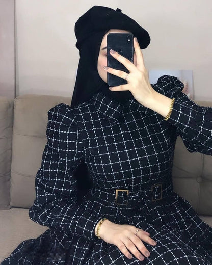 Robe Mervay – Élégance Carreaux Noir et blanc