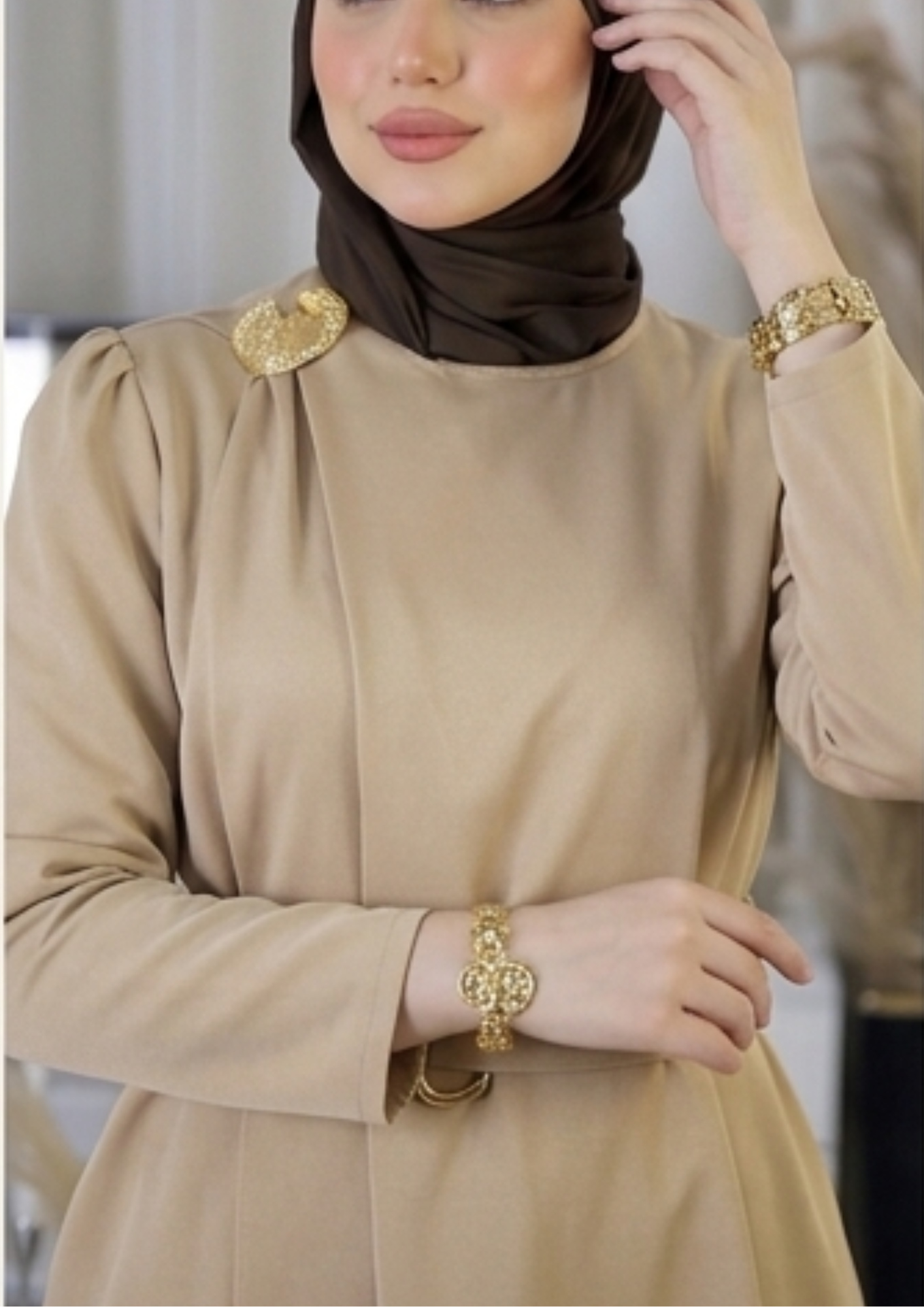 Ensemble Satan Biege