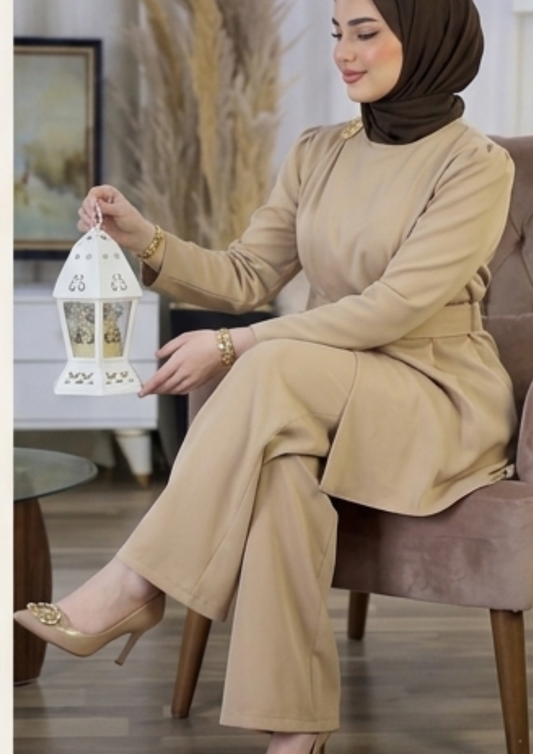 Ensemble Satan Biege